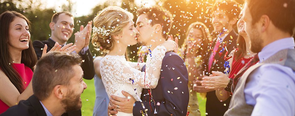 Brautpaar mit Gästen bei der Hochzeit