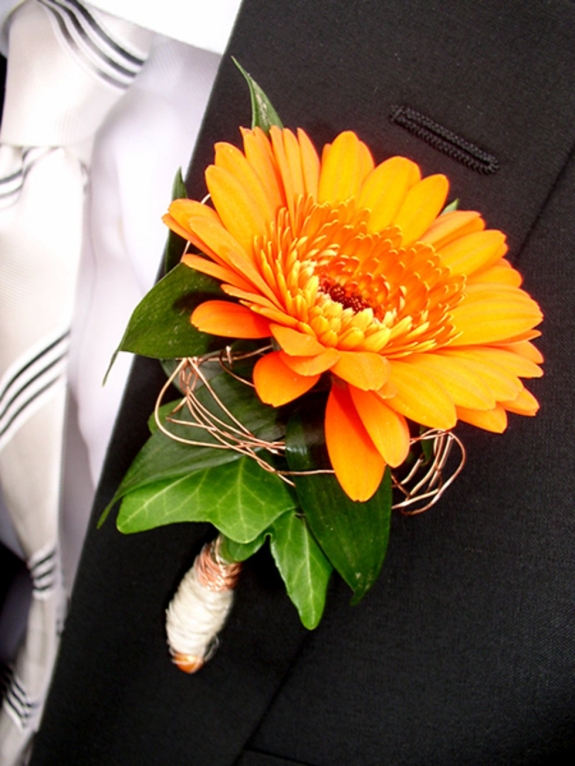 Anstecker mit oranger Gerbera