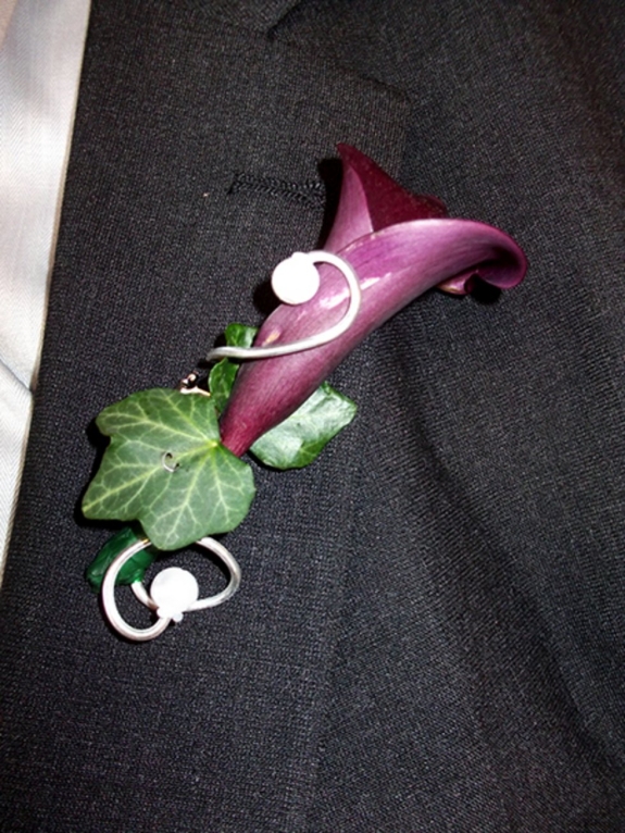 Anstecker mit lila Calla