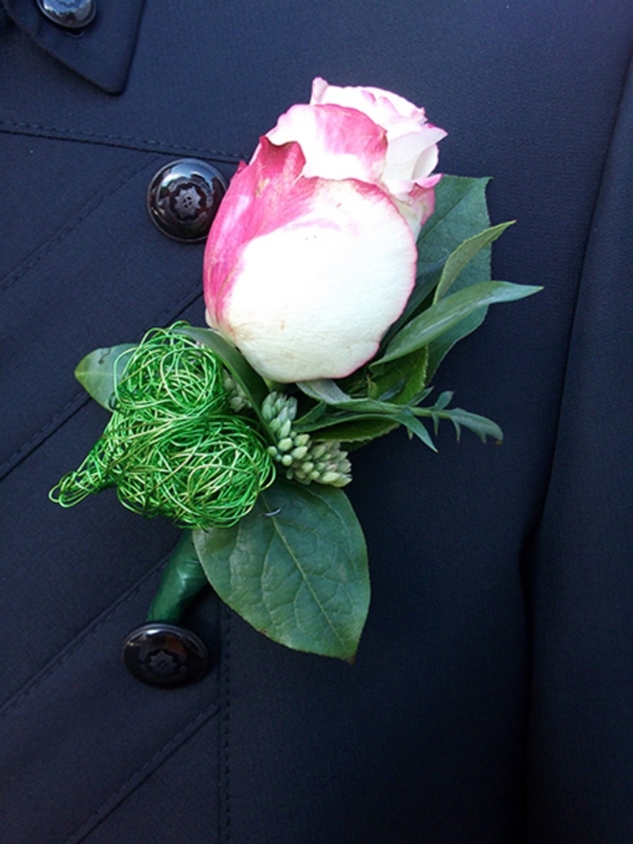 Anstecker mit zweifarbiger Rose