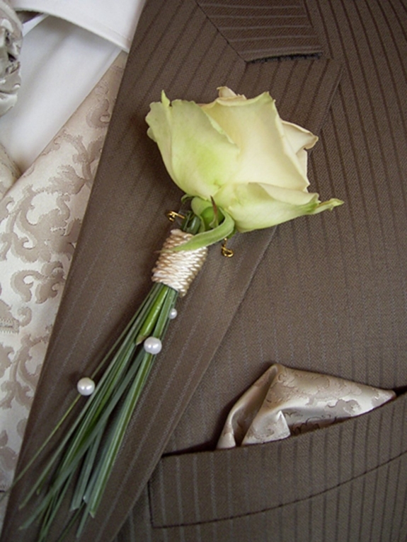 Anstecker mit goldbrauner Rose