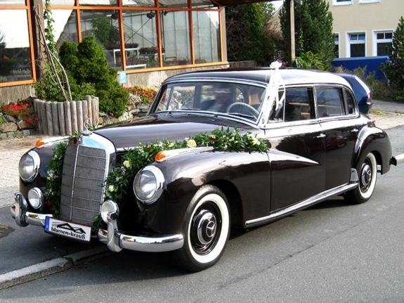 Autoschmuck: Mercedes Adenauer mit Girlanden