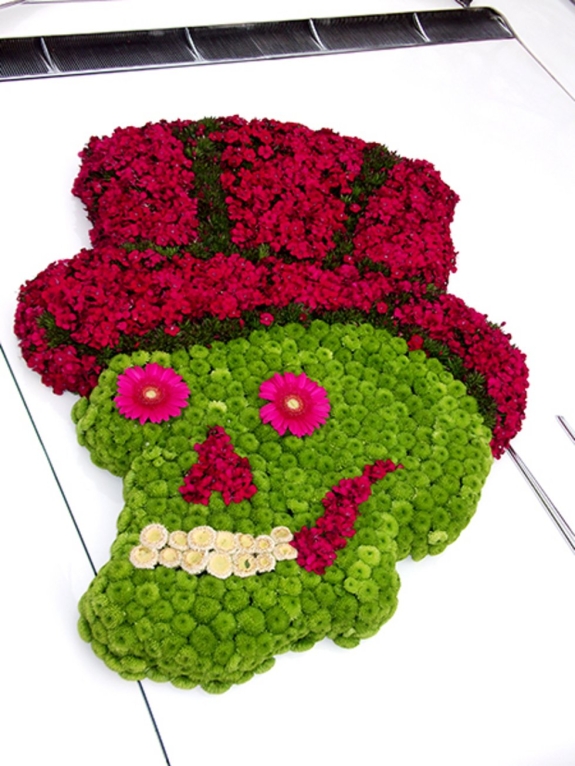 Autoschmuck mit Totenkopf-Gesteck