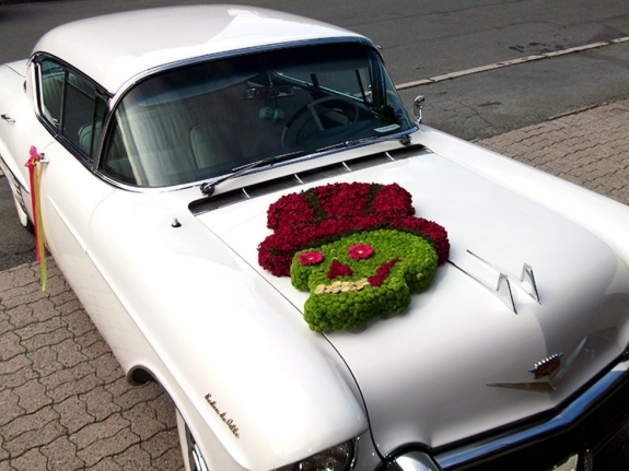 Autoschmuck mit Totenkopf-Gesteck