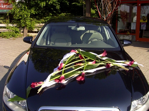 Autoschmuck mit roten Calla