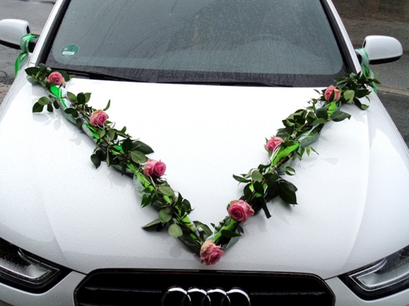 Autoschmuck mit dünner Girlande