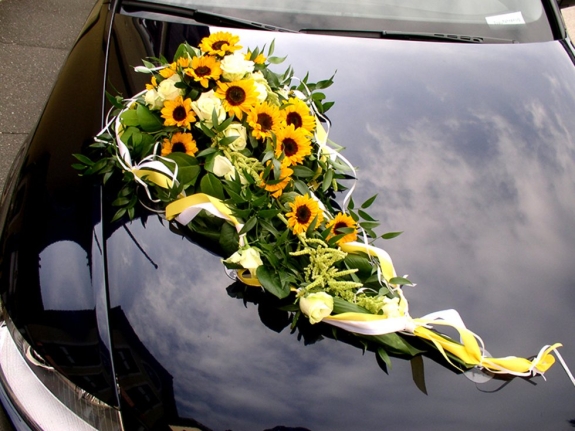 Autoschmuck: Gesteck mit Sonnenblumen