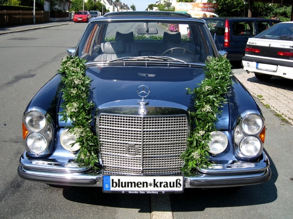Autoschmuck: Oldtimer mit Girlanden, Frontansicht