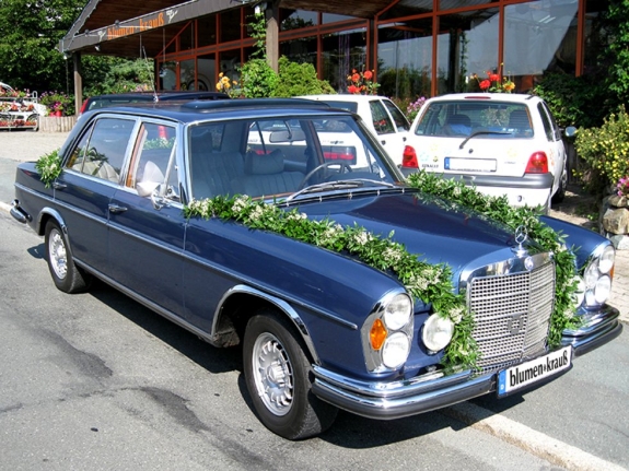 Autoschmuck: Oldtimer mit Girlanden