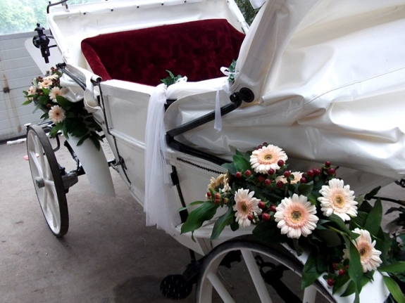 Blumenschmuck an einer Hochzeitskutsche