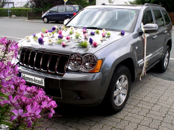 Autoschmuck mit gestreuten Blüten