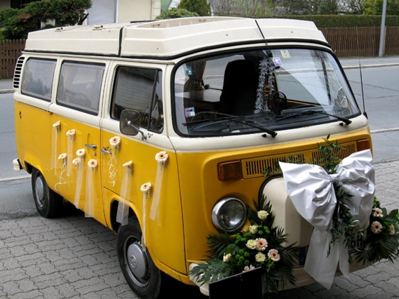 Autoschmuck an einem VW-Bus
