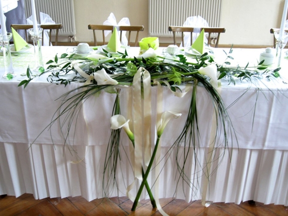 Brautpaartischgesteck mit weißen Calla