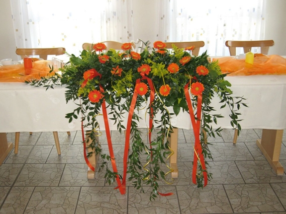 Brautpaartischgesteck mit orangen Gerbera