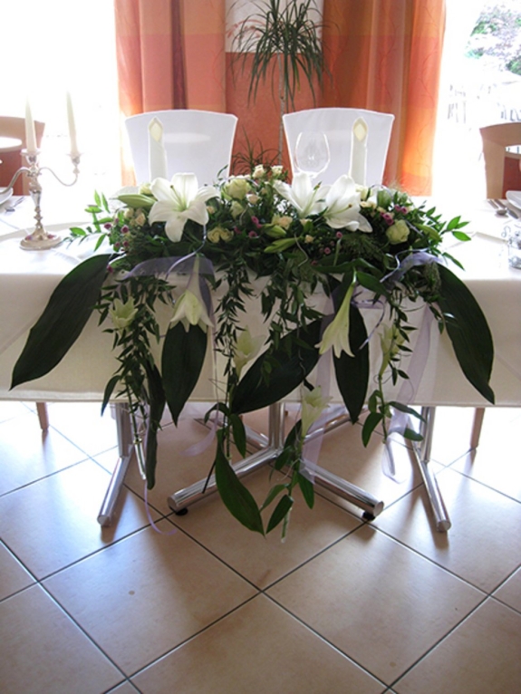 Brautpaartischgesteck mit weißen Lilien