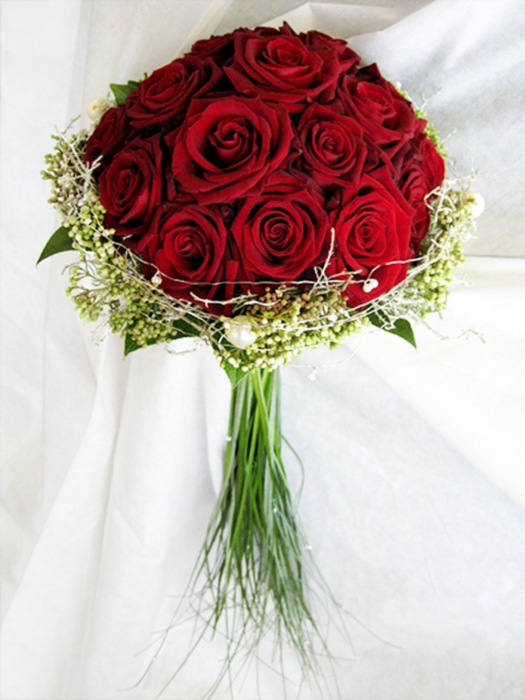 Rosenkuppel in Rot mit Gräsern