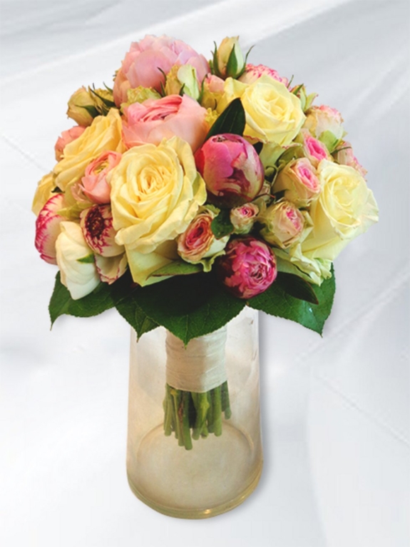 Runder Brautstrauß in Weiß und Rosa
