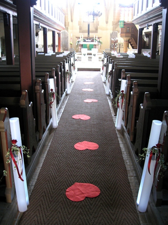 Kirchenschmuck: beleuchtete Säulen
