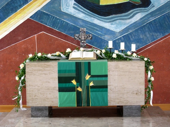Kirchenschmuck: Blumenschal über dem Altar