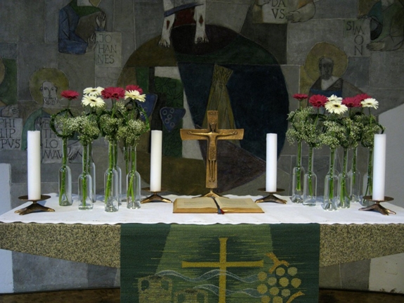Kirchenschmuck: Flaschendeko mit Gerbera