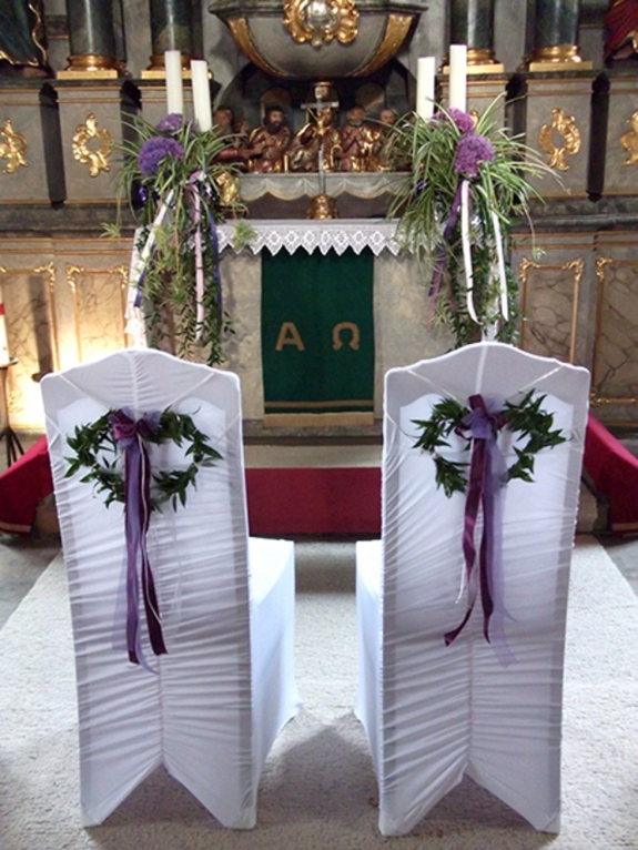 Kirchenschmuck am Platz des Brautpaars
