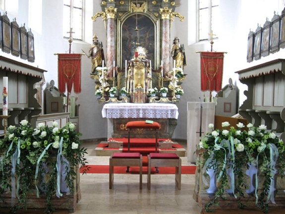 Weißer Kirchenschmuck am Altar