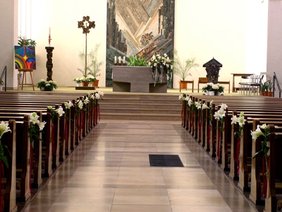 Kirchenschmuck mit weißen Lilien