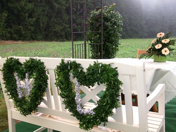 Blumenschmuck am Platz des Brautpaars bei einer Hochzeit im Freien