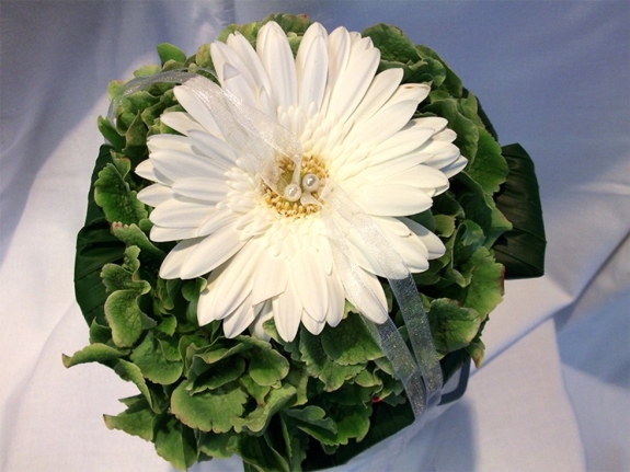 Ringstrauß mit weißen Gerbera