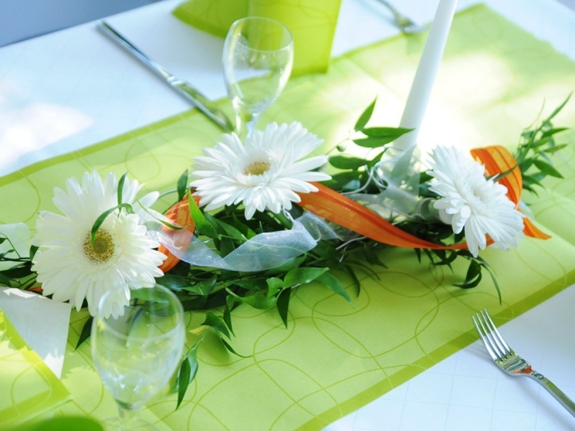 Tischschmuck: Gerbera im Aluminiumgerüst
