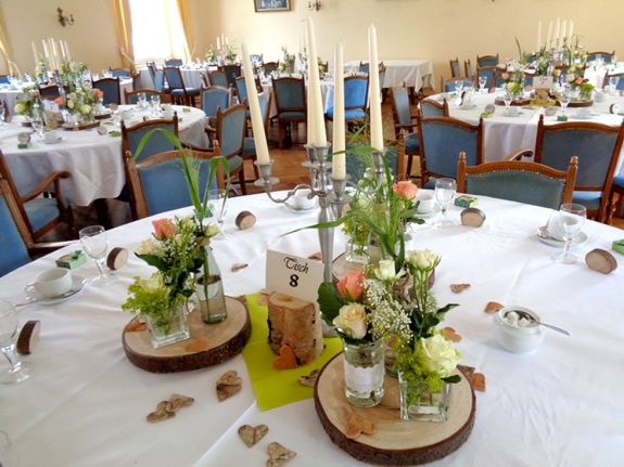 Tischschmuck mit Holz im Vintage-Stil