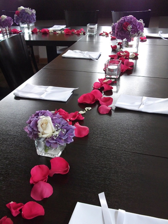 Tischschmuck mit lila und pinken Hortensien