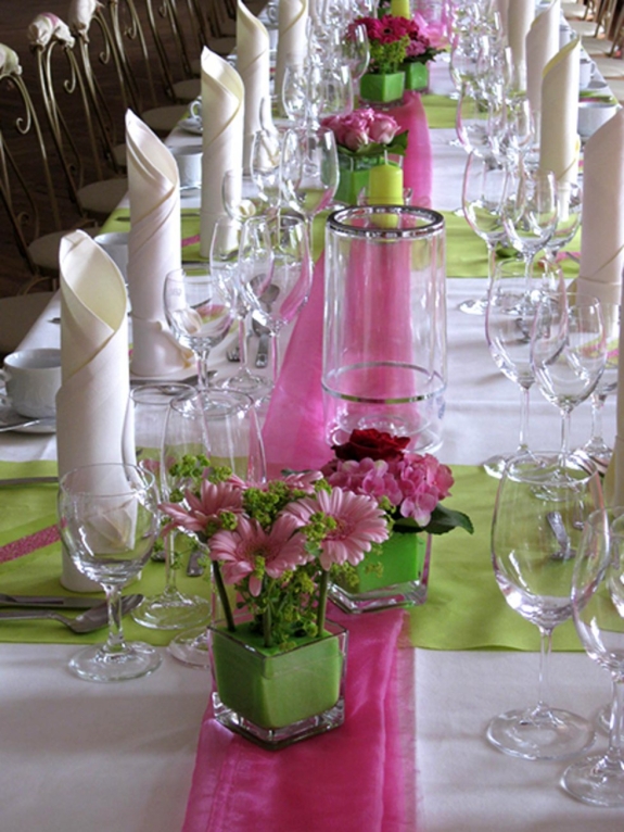 Tischschmuck in Pink und Apfelgrün