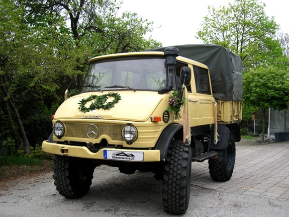 Autoschmuck an einem Unimog
